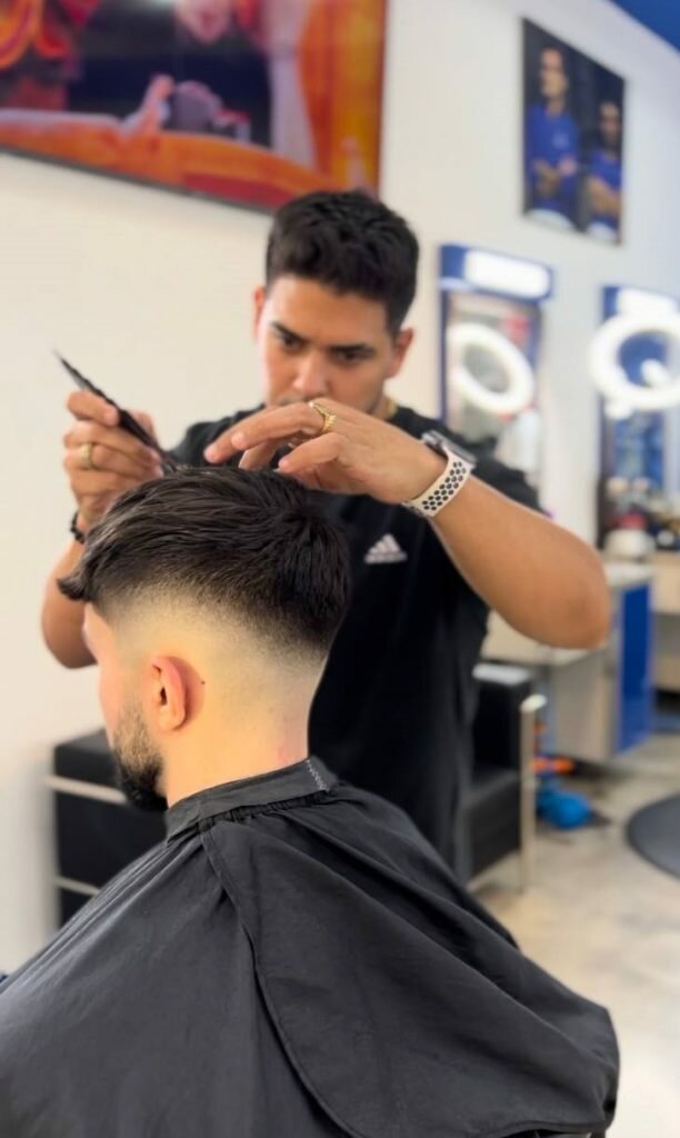 barbero de RP Elegant cortando el cabello